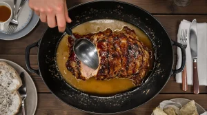 Ce rôti de porc cuit au lait est si fondant qu’il se coupe à la cuillère, même pour les débutants