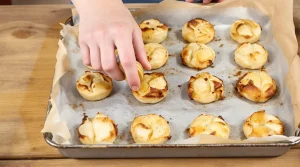 Croustillant doré et parfum d’enfance : ma recette express de galettes de pommes de terre au four sans une goutte d’huile