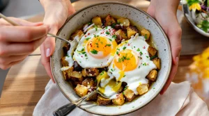 Pommes de terre rôties, œufs au plat et sauce à 3 ingrédients : le bowl brunch tendance du moment